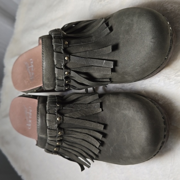 Dansko Green Sueded Fringed Clogs Size 39/ US 8.5/9 - Picture 3 of 8
